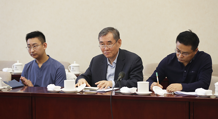 中國作協黨組書記、副主席錢小芊參加分組討論