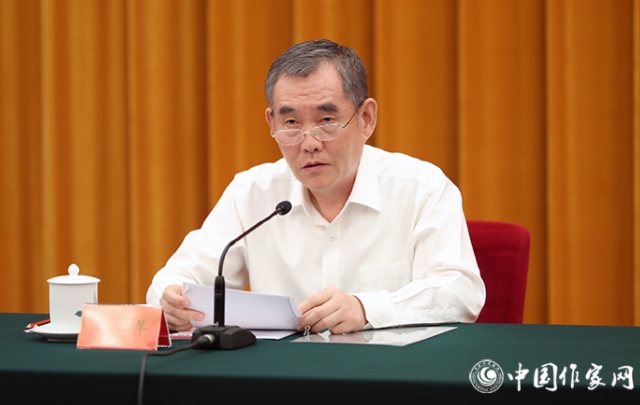 中國作協黨組書記、副主席錢小芊在會上發言