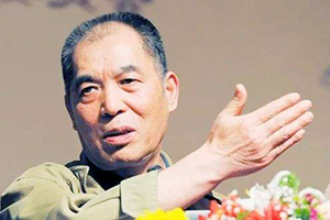 獲獎作品:《人世間》
作者:梁曉聲
獲獎感言
文學只不過是文學,并不等同于文化,也不約等于。但文學是其它各藝術門類的酵母,“文藝”二字注釋了此種關系。若將文藝從文化內涵中剝離出來,文化便很容易成為束之高閣的學問,結果對于最廣大的人們失去了感染力。用時下流行的說法那就是——“不接地氣”了。中國的文化在影響世道人心方面,責任格外沉重。正如張載的名言所說,“為天地立心,為生民立命,為往圣繼絕學,為萬世開太平”——這是多么莊嚴正大的信念。