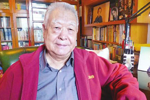 獲獎作品:《牽風記》
作者:徐懷中
獲獎感言
這次評獎才得知,茅盾文學獎的字數,下線定為13萬。事有湊巧,我的這本《牽風記》正好是13萬字。也就是說,如果我再刪去千二八百,就湊不夠法定字數,只能退出參評了。簿簿一本小書,無可夸口。我們剛剛歡度了共和國七十周年大慶,如果與國家建設發展相聯系,與個人的文學寫作歷程相聯系,也還真的可以引出許多話題,回眸之下,不勝感慨。