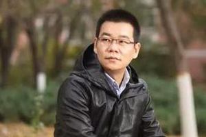 獲獎作品:《北上》
作者:徐則臣
獲獎感言
其實寫作22年來,我一直在感謝這條河。感謝的方式就是一篇接一篇的寫出與這條河相關的作品。22年里它都是我的小說最忠貞、最可靠的背景。我在河邊生活過多年,這些被大河水氣籠罩的歲月,成了我寫作最重要的資源。只要寫到河流,只要筆墨生澀了、故事滯重了,我就會在想象里迅速回到這條河邊。然后一切水到渠成。即便是那些發生在北京城里的故事,只要穿行在高樓大廈間的那個人,一頭連著這條河,我就知道接下來該怎么辦。