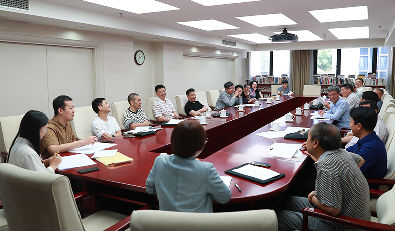 第一次全體會后召開大組見面會,各組評委討論工作