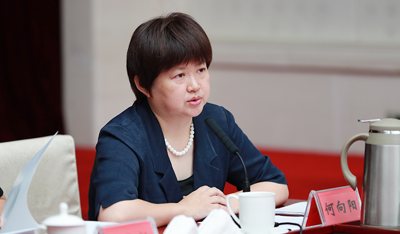 評獎辦公室主任何向陽就作品申報公示、分組及借閱、會務事項等作說明