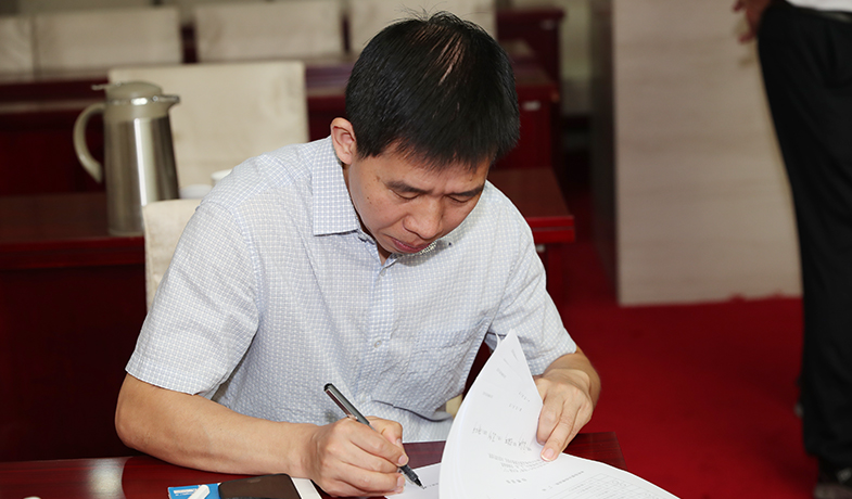 紀律監察組人員核對選票統計情況并簽字