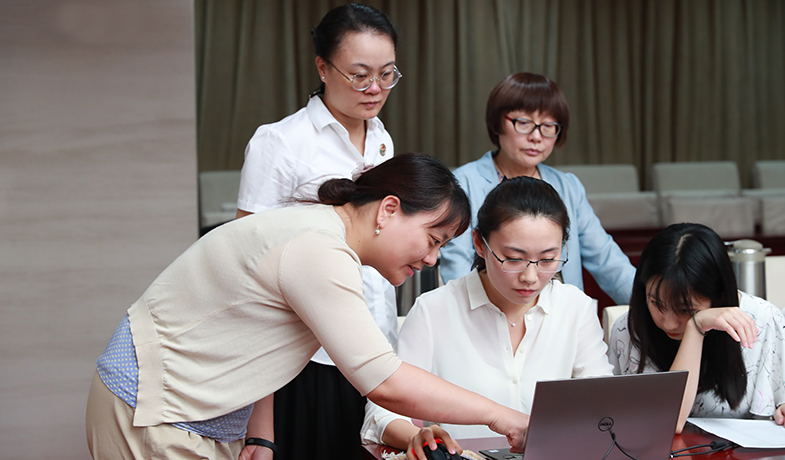 聯絡員在監察組、公證員監督下統計選票