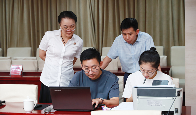 聯絡員在監察組、公證員監督下統計選票