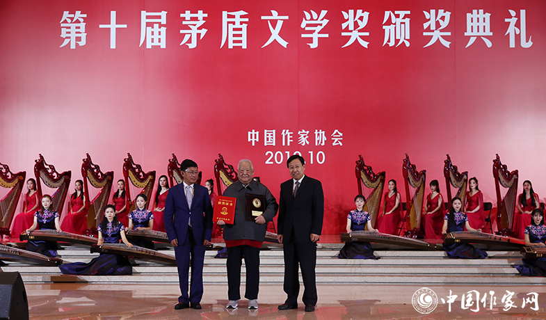 王曉暉、阿來為獲獎作品徐懷中頒獎