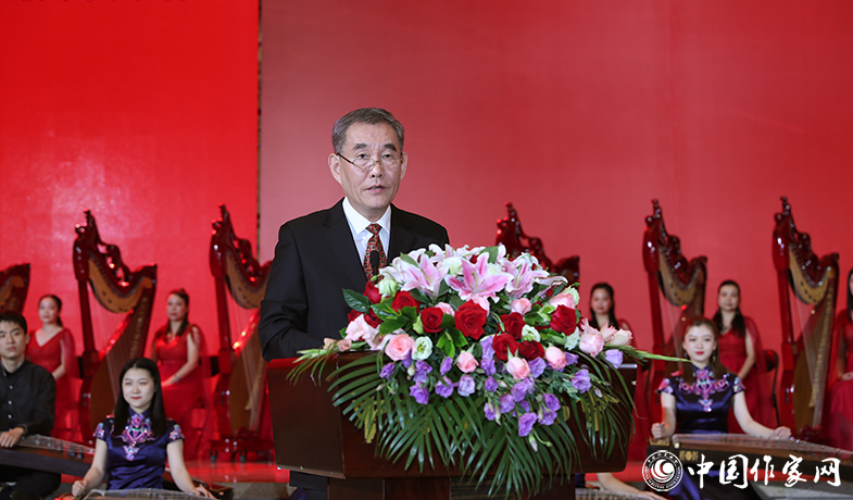 中國作家協會黨組書記、副主席錢小芊主持頒獎會