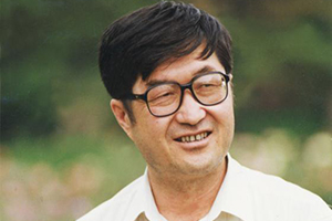 翻譯獎(jiǎng)：漢文譯維吾爾文作者：牙生·賽依提（維吾爾族）         獲獎(jiǎng)感言　　掌握一門語言就好像打開了一片新天地。上世紀(jì)80年代以后，我讀了許多漢族作家的作品，包括譯成漢語的許多國(guó)外作家的文學(xué)作品。當(dāng)時(shí)我所讀過的這些文學(xué)作品，依然沒有維文版，廣大維吾爾讀者則無法讀到這些文學(xué)作品。我覺得自己有責(zé)任將這些好的作品分享給維吾爾族讀者，讓他們也能一起欣賞和感悟優(yōu)秀的作品……