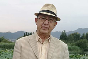 翻譯獎(jiǎng):維吾爾文譯漢文
作者:鐵來克·依布拉音(維吾爾族)
獲獎(jiǎng)感言 文學(xué)創(chuàng)作繁榮的時(shí)代,也是文學(xué)翻譯繁榮的時(shí)代。我堅(jiān)信文學(xué)的力量,它不僅能在人們當(dāng)中產(chǎn)生深入的了解,還能潛在地改善各民族之間的相互了解,促進(jìn)各民族之間的共同進(jìn)步和發(fā)展。一部?jī)?yōu)秀的文學(xué)作品的翻譯,如同一只蜜蜂要釀造一公斤蜂蜜須采集一百萬朵花蕊那樣,需要我們持之以恒地積累知識(shí)……