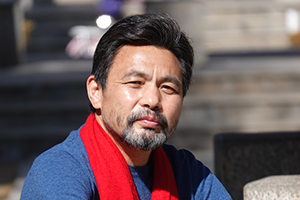 翻譯獎(jiǎng):藏文譯漢文
作者:龍仁青(漢族)
獲獎(jiǎng)感言 在我看來,翻譯的意義,就是讓優(yōu)秀的文字抵達(dá)更遠(yuǎn)的遠(yuǎn)方。在我的想象里,母語原創(chuàng)的作品就好似是一匹駿馬,當(dāng)它一路馳騁,越過草原和山嶺,逐漸抵達(dá)大海岸邊的時(shí)候,它也就抵達(dá)了它要抵達(dá)的最遠(yuǎn)的地方,所以,我們還要借助渡船去抵達(dá)更遠(yuǎn)的地方……