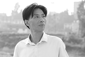 散文獎(jiǎng):《那條叫清江的河》
作者:徐曉華(土家族)
獲獎(jiǎng)感言 這份殊榮不是我一個(gè)人的,而是我們警隊(duì)的榮光。這絕不是一句套話。我是一名有36年警齡的基層警察,在打擊違法犯罪、維護(hù)社會(huì)治安、服務(wù)人民群眾的過程中,與市民、村民們建立了深厚的情誼,也得到了他們的理解、支持和信任。這充分地體現(xiàn)于我的創(chuàng)作過程和作品中……