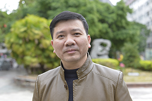 散文獎(jiǎng):《被風(fēng)吹過的村莊》
作者:莫景春(毛南族)
獲獎(jiǎng)感言 我們毛南族人口不過10來萬,文化非常脆弱,有些隨著時(shí)間的流逝將慢慢消失,如果不及時(shí)好好整理記錄,隨著時(shí)代的發(fā)展,社會(huì)變遷,這些可貴的民族精神記憶或者消磨,或者隱藏,那在不久的將來,真的難以找到了。作為一個(gè)作家,我有責(zé)任去挖掘,用文字把它們記錄下來……