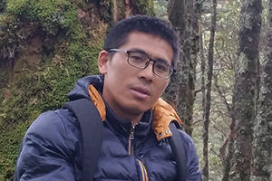 散文獎(jiǎng):《大河》
作者:李達(dá)偉(白族)
獲獎(jiǎng)感言 《大河》的寫作,是一種重返式的寫作,同時(shí)也是一種在場(chǎng)式的寫作,那些在怒江邊教書和生活的過往,在寫作過程中如大河一般流淌不息。無論是《大河》,還是現(xiàn)在寫的《蒼山》,我都想努力重塑一種筋骨,重塑一些在這個(gè)時(shí)代有些稀缺的精神,我想通過文字重拾那些稀缺的懺悔、善良、愛情、真誠、膽色、平和、謙卑……