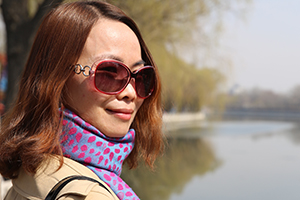 散文獎(jiǎng):《陪審員手記》
作者:朝顏(畬族)
獲獎(jiǎng)感言 十年的光陰,從無意識(shí)的寫作進(jìn)入自覺的寫作,閱讀、生活、探尋、思考,幾乎每一天都是累積和做功課的一部分。如果說最初的創(chuàng)作更多來源于表達(dá)的沖動(dòng),那么最近幾年,則應(yīng)該歸結(jié)于向內(nèi)深刻思慮之后,向外尋求用文字與人世搭建一座橋梁……