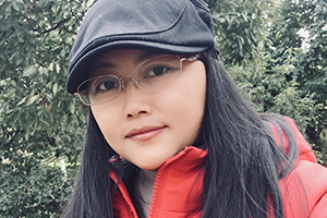 散文獎(jiǎng):《檐上的月亮》
作者:阿微木依蘿(彝族)
獲獎(jiǎng)感言 “不知道為何寫作”才是寫作的理由。一切仿佛命定,仿佛在人生的岔道上無意中走上寫作這條路。這才符合我的狀態(tài)。人總歸是盲目的,睜著一雙眼睛也是盲目的,因此需要捫心思索,需要開眼,需要明智。寫作就是重新將自己從嬰兒期長(zhǎng)大……