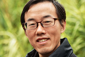 詩歌獎(jiǎng):《逆風(fēng)歌》
作者:張遠(yuǎn)倫(苗族)
獲獎(jiǎng)感言 《逆風(fēng)歌》是我創(chuàng)作的以“諸佛村”系列組詩為主的一部詩集。諸佛村是重慶市彭水苗族土家族自治縣諸佛鄉(xiāng)的一個(gè)村。從1996年開始,我在那里生活了10年。這既是是我人生錘煉的10年,也是我的詩藝積淀的10年,那里的純凈、優(yōu)美、淳樸深深影響了我,親人們的隱忍、堅(jiān)強(qiáng)、艱辛更是讓我難以忘懷……