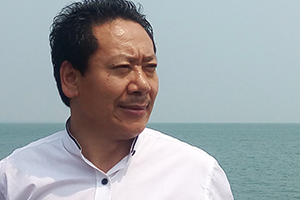 詩歌獎(jiǎng):《桑多鎮(zhèn)》
作者:扎西才讓(藏族)
獲獎(jiǎng)感言 在有限的文字里,我試圖寫出桑多人在歷史長(zhǎng)河中或隱或顯的倔強(qiáng)身影,捕捉他們?cè)谏鐣?huì)變革進(jìn)程中在觀念、精神、意志等方面的變化,呈現(xiàn)他們?cè)趪?guó)家惠民政策的照耀下通過自身努力改善生活狀況的事實(shí)。當(dāng)然,我也寫到他們身披信仰之光處變不驚的生存常態(tài),根深蒂固的舊觀念舊思維,人性中永不消逝的善與惡的多種因子……