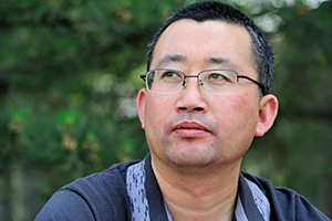 詩歌獎(jiǎng):《西北辭》
作者:馬占祥(回族)
獲獎(jiǎng)感言 回顧30年來的詩歌創(chuàng)作,我始終對(duì)生存的土地和身邊人群抱有感恩之心:他們不但成就了我,也成全了我的詩歌。詩歌是我向他們致敬的惟一方式。我將繼續(xù)寫下去,用文字回報(bào)他們贈(zèng)予我的溫暖和信心。由衷地要說的一句話是:在這個(gè)偉大的時(shí)代、偉大的國(guó)度寫作詩歌是我無上的榮耀……