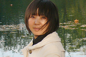 報(bào)告文學(xué)獎(jiǎng):《海雀,海雀》
作者:王華(仡佬族)
獲獎(jiǎng)感言 海雀被一大片森林摟著,房舍間,還有各家根據(jù)自己的喜歡種的各種果樹、花樹。幾輪的房改工程,已經(jīng)將這里的民房統(tǒng)一了風(fēng)格,道路也全部硬化了,半坡還有一個(gè)小廣場(chǎng),村里有了拿工資的清潔工——海雀很美。以至于,我都不太相信曾經(jīng)的海雀真是資料上介紹的那個(gè)樣子——一個(gè)“苦甲天下”、不適合人居的地方……