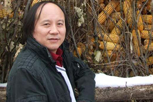 報(bào)告文學(xué)獎(jiǎng):《羅布泊新歌》
作者:劉國(guó)強(qiáng)(滿族)
獲獎(jiǎng)感言 我對(duì)“下沉”這個(gè)詞匯充滿感情。下沉的力度和深度,決定回彈的高度。下沉進(jìn)生活里,總會(huì)找到一眼旺泉。有人說,只要生活著,隨處都是生活。我不敢茍同,因?yàn)榇恕吧睢焙捅恕吧睢笔遣灰粯拥摹N覀兩畹臅r(shí)代,趕上百年未有之大變局,原態(tài)生活往往比我們想象的還要刺激、精彩……