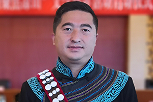 報(bào)告文學(xué)獎(jiǎng):《懸崖村》
作者:阿克鳩射(彝族)
獲獎(jiǎng)感言 作為“懸崖村”脫貧攻堅(jiān)奮斗歷程的記錄者,我深切感受到,自打響脫貧攻堅(jiān)戰(zhàn)以來,黨和政府對(duì)彝族地區(qū)脫貧攻堅(jiān)工作的重視和支持,社會(huì)各界對(duì)彝族地區(qū)的幫扶,基層黨員干部的實(shí)干、苦干、巧干精神,以及彝區(qū)群眾為創(chuàng)造幸福生活而迸發(fā)出的強(qiáng)大內(nèi)生動(dòng)力……