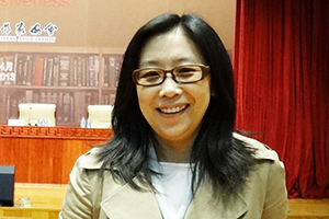 中短篇小說獎(jiǎng):《白熊》
作者:蘇蘭朵(滿族)
獲獎(jiǎng)感言 寫小說有很多條路可以走,時(shí)至今日,我也不清楚自己是否走在那條對(duì)的路上。這里的“對(duì)”與是否通向成功無關(guān),只與是否適合于我有關(guān)。那部帶著我的體溫與氣息、展現(xiàn)著只屬于我的審美和價(jià)值觀的小說,始終沒能出現(xiàn)。我像個(gè)挖著寶藏的盲人,不停地在尋找著入口,每一次挖掘都認(rèn)真而用力……