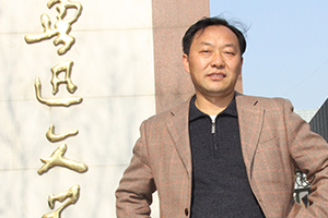 中短篇小說獎(jiǎng):《馬嘶》
作者:呂翼(彝族)
獲獎(jiǎng)感言 我寫動(dòng)物之痛,寫人物之苦,寫時(shí)代之變,寫民族之間的碰撞、糾結(jié)、交流與融合,寫世道人心的起落、輾轉(zhuǎn)與澀重,力圖表達(dá)一個(gè)底層負(fù)重者對(duì)世界的張望。其間既有個(gè)人的恩怨情仇,又有著更多的家國(guó)情懷。這世間甜比苦多,美比丑多,愛比痛多……