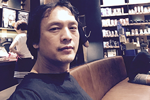 中短篇小說獎(jiǎng):《人間消息》
作者:李約熱(壯族)
獲獎(jiǎng)感言 自2003年以“李約熱”為筆名發(fā)表作品以來,已經(jīng)過去17個(gè)年頭。17年來,在祖國(guó)南疆、美麗神奇的八桂大地上,有很多動(dòng)人的故事吸引著我。我寫作的靈感,來自我曾經(jīng)生活、工作過的鄉(xiāng)村,生活在那里的人們,他們的生存狀態(tài)、他們的喜怒哀樂、他們的所思所想、他們對(duì)美好生活的追求,給我提供了豐富的寫作素材……