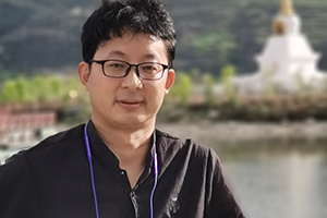 中短篇小說獎(jiǎng):《睡覺的水》(藏文)
作者:拉先加(藏族)
獲獎(jiǎng)感言 雖然隔著千山萬水,但總是割不斷我對(duì)那一方生我養(yǎng)我的故土的眷戀與思念,惟有用母語寫作,才能在夢(mèng)中在心中可以無限接近那些被時(shí)空隔開的人和事,才能感覺到自己逐漸變得完整和充實(shí)。所以我盡管生活在北京,但依然堅(jiān)持用母語寫作,嘗試對(duì)這一古老的語言賦予一些新的活力……