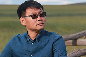 中短篇小說獎(jiǎng):《騎馬周游世界》
作者:海勒根那(蒙古族)
獲獎(jiǎng)感言 在我看來,短篇小說就像一條條布滿霧氣的纖細(xì)支流,讀者自己會(huì)撥開層層云霧,見到它們蜿蜒爬行的樣子。而前方它們即將一泄而入的那條大河,會(huì)帶給你忽然的寬廣與源遠(yuǎn)流長(zhǎng)。所以我愿意用溪水般純凈的語言和九曲回腸的意境,努力涌向?qū)掗煹暮恿鳎钡浇咏鼔?mèng)中的大海。那是文學(xué)的大海,春暖花開的大海……