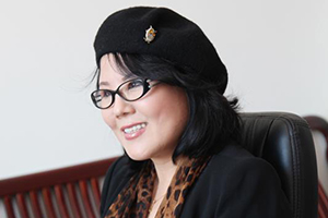 長(zhǎng)篇小說獎(jiǎng):《舞動(dòng)的木偶》(朝鮮文)
作者:許連順(朝鮮族)
獲獎(jiǎng)感言 對(duì)我而言,寫作與其說是一種職業(yè),毋寧說是旨在燃燒生命的一種手段。在為自己的文學(xué)局限性而感到無為無助時(shí),我曾感到不亞于死亡的絕望。可是,這種絕望又逼迫我重新拿起筆來。小說教會(huì)了我戰(zhàn)勝絕望的方法。只有在寫小說的時(shí)候,我才會(huì)真真切切地感到我是活著的。寫小說,就是同小說中的人物一同體驗(yàn)人生……