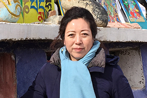 長(zhǎng)篇小說獎(jiǎng):《神授·魔嶺記》
作者:梅卓(藏族)
獲獎(jiǎng)感言 非常榮幸能夠獲得這個(gè)珍貴的獎(jiǎng)項(xiàng)!對(duì)我來說,這是一個(gè)巨大的榮譽(yù),是我從事文學(xué)創(chuàng)作30多年來的重要路標(biāo)。首先要感謝評(píng)委會(huì),是你們寬廣的胸懷包容了這部作品的不完美,你們善意的肯定給予了我前行的力量和勇氣,必然激勵(lì)我繼續(xù)堅(jiān)守腳下豐饒的土地、葆有文學(xué)初心和理想熱忱,也必然鞭策我積極積累創(chuàng)作經(jīng)驗(yàn)……