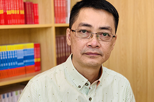 長(zhǎng)篇小說獎(jiǎng):《駐村筆記》
作者:紅日(瑤族)
獲獎(jiǎng)感言 腳上沾有多少泥土,心中就積淀多少故事。兩年駐村激發(fā)了我書寫《駐村筆記》的創(chuàng)作靈感,豐富了我的創(chuàng)作素材,拓寬了創(chuàng)作視野,拉近了與人民群眾的感情,思想上得到了洗禮,藝術(shù)上得到了提高……