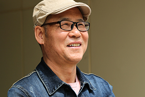 長(zhǎng)篇小說獎(jiǎng):《青色蒙古》
作者:海倫納(蒙古族)
獲獎(jiǎng)感言 長(zhǎng)篇小說《青色蒙古》以科爾沁草原上潮爾沁(演奏馬頭琴說唱的民間藝人)世家三代人為主線,濃縮了清朝初期科爾沁蒙古人近百年的歷史和心靈世界,筆下的人物仿佛帶著那個(gè)時(shí)代的風(fēng)塵一一躍然紙上,我也自然而然地走進(jìn)了他們的生活,體驗(yàn)著他們的情感,體會(huì)著生命的價(jià)值……