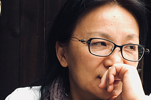 長(zhǎng)篇小說獎(jiǎng):《西南邊》
作者:馮良(彝族)
獲獎(jiǎng)感言 縱然時(shí)空相隔,涼山都不曾離開我哪怕須臾,她是我生命的緣起、情感的依托。歲月流不走的記憶、前行的腳步,那些深懷冷傲、倔強(qiáng),卻掩不住奔放、幽默的族人,無論彝族、漢族,還有他們的人生,帶著大時(shí)代巨變的深遠(yuǎn)回響,那激蕩的、傳奇的、英勇的、赫赫聲名的、深情的,還有機(jī)智的,甚或狡黠的,何其珍貴,猶如珍珠……