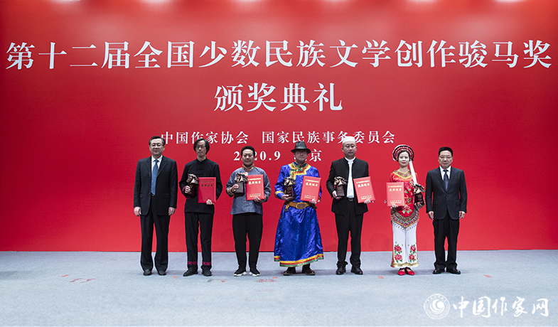 國(guó)家民委副主任郭衛(wèi)平、中國(guó)作協(xié)書記處書記胡邦勝為詩歌獎(jiǎng)獲獎(jiǎng)?wù)哳C獎(jiǎng)