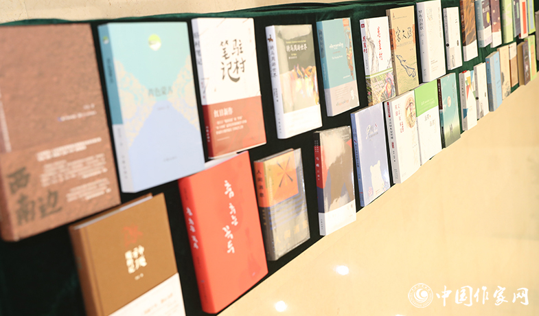 9月25日,第十二屆駿馬獎(jiǎng)?lì)C獎(jiǎng)現(xiàn)場(chǎng)陳列的獲獎(jiǎng)作品