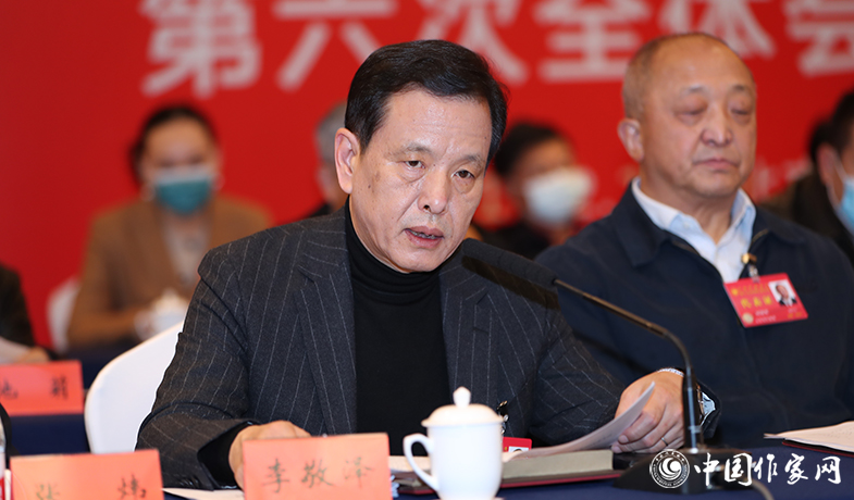 12月12日，中國作家協會第九屆全國委員會第六次全體會議在京舉行,中國作協副主席李敬澤宣讀會議文件