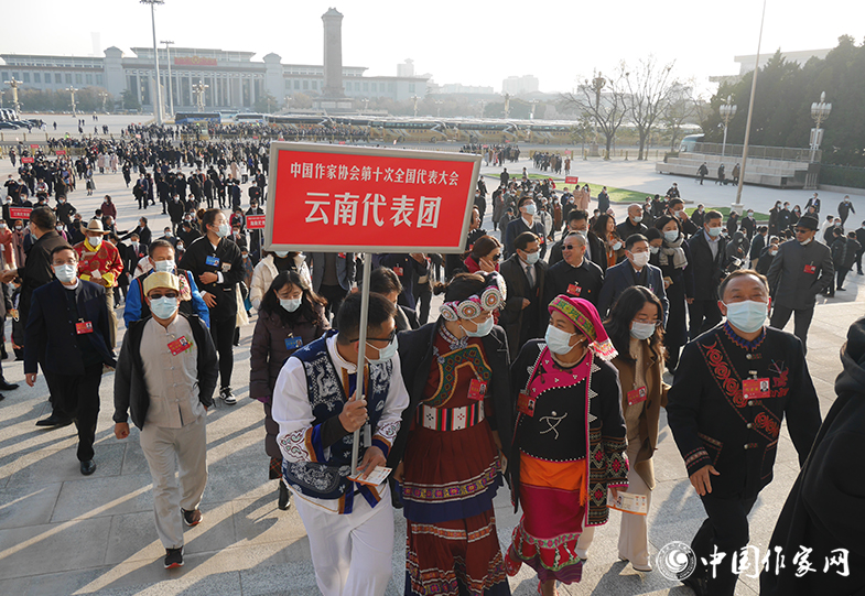 云南代表團代表步入會場