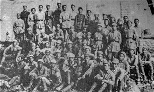 1942年,戰斗劇社全體在延安文化溝合影