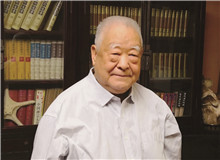 【徐懷中】	汪守德丨《以一顆真正的文學之心寫作》；	董夏青青丨《<牽風記>：“回返未來”的美學呼喚》。