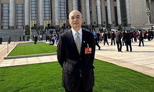 全國政協(xié)委員,中國作協(xié)黨組成員、副主席、書記處書記吳義勤