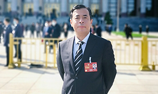 全國政協(xié)委員,中國作協(xié)主席團(tuán)委員,遼寧省作協(xié)黨組書記、主席滕貞甫