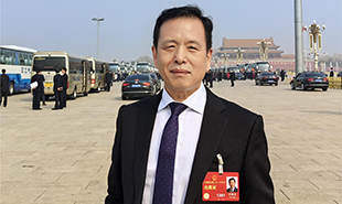 全國人大代表,中國作協(xié)黨組成員、副主席、書記處書記李敬澤