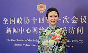 全國政協(xié)委員、中國東方演藝集團(tuán)歌唱家劉玉婉