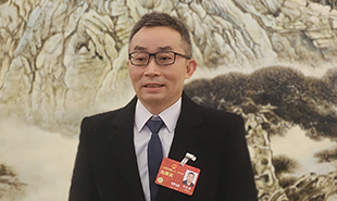 全國人大代表,廣西文聯(lián)主席、廣西作協(xié)主席田代琳