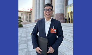 全國政協(xié)委員、中央戲劇學(xué)院院長郝戎