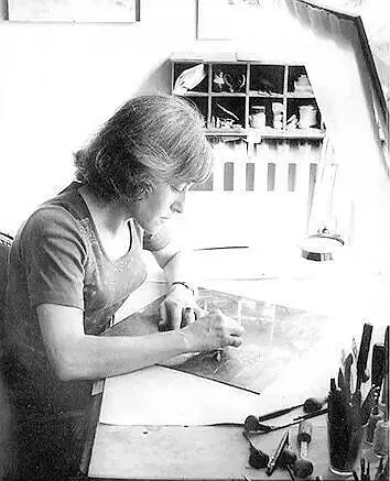 圖為吉賽爾創作銅版畫的情形。貝特朗在接受研究者訪談時，認同策蘭受到吉賽爾的激發，同時指出這種激發不僅僅指來自作品的激發，“他看到她創作的場景，她的姿勢、酸、腐蝕，所有這一切，像酸腐蝕銅版一樣腐蝕著策蘭的精神。”