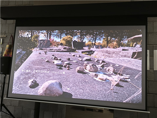 1970年4月19日到20日的夜里，策蘭自投塞納河。他的遺體直到5月1日才在下游被找到。如今，策蘭與妻子吉賽爾一同葬在巴黎郊區的啼哀公墓，身邊躺著他們早夭的長子佛朗索瓦，墓碑上擺滿了祭奠者遺贈的小石頭，這是猶太人的一個習俗，他們去拜祭死者時不放鮮花、蔬果一類易腐的東西，而會選擇堅固持久的石頭。